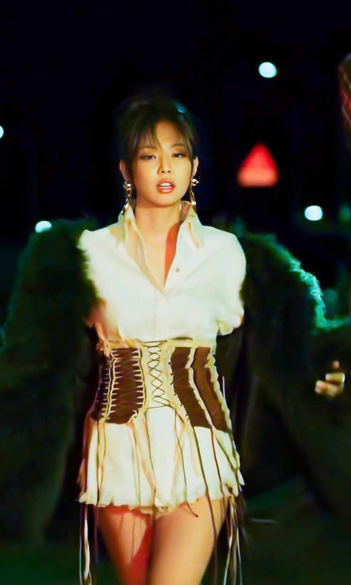 Jennie Black Pink diện áo sơ mi cùng kiểu thắt lưng tua rua màu nâu độc đáo