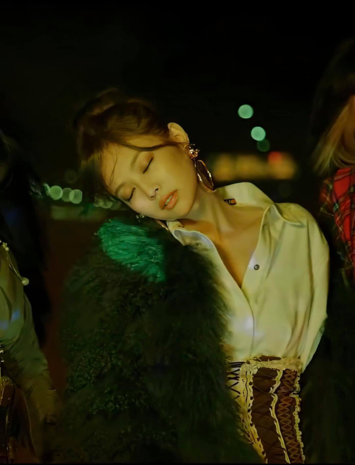 Cô mix cùng áo khoác lông xanh rêu sành điệu với cả set đồ 