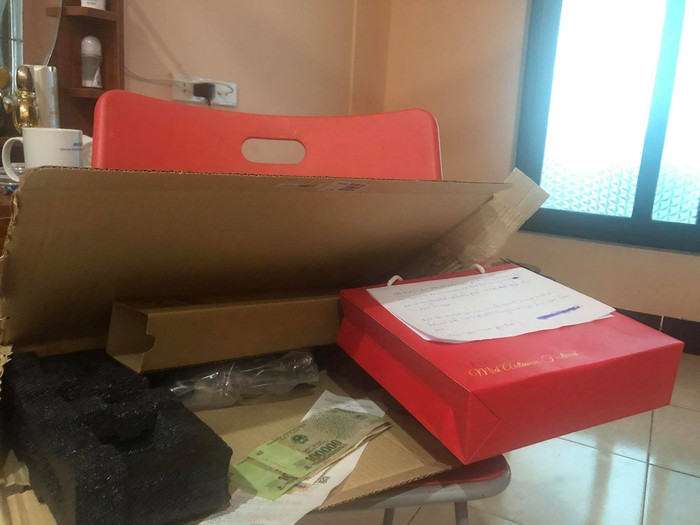 Hộp bánh trung thu, số tiền 450.000 đồng cùng tờ giấy của anh chàng người yêu gửi lại nữ sinh trước khi ôm máy tính rời đi. 