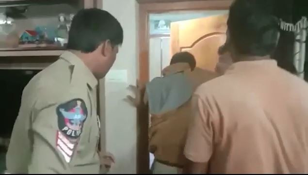 Cảnh sát xông vào bắt giữ kẻ trộm. 