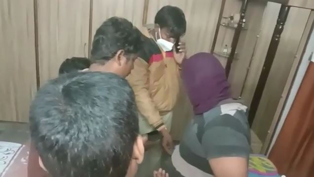 Badu bị cảnh sát bắt giữ. 