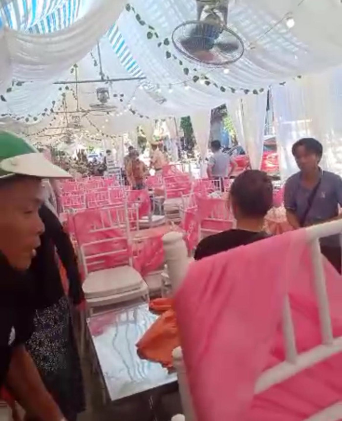 Rạp dựng sẵn, bàn ghế, phông bạt, 150 mâm cỗ đầy đủ nhưng lại chẳng có sự xuất hiện của cô dâu, chú rể, khách khứa nào... Ảnh cắt từ clip