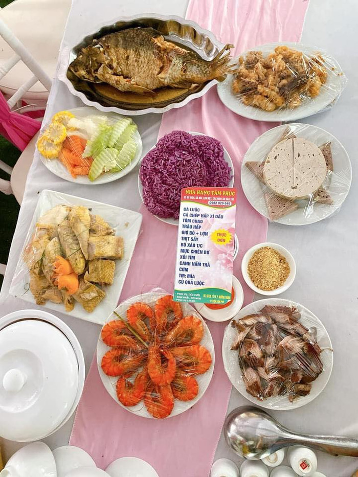 Mâm cỗ được nhà hàng chuẩn bị