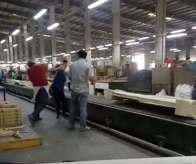 Đoạn clip ghi lại cảnh nam công nhân đánh nữ đồng nghiệp ngất xỉu gây xôn xao mạng xã hội. Ảnh cắt từ clip