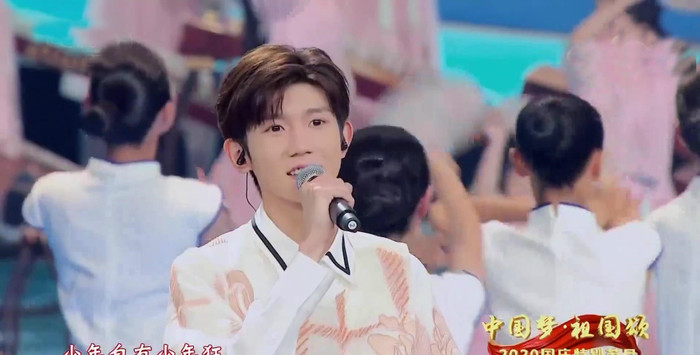 Trái ngược với hai thành viên, Vương Nguyên được khen ngợi chuyên nghiệp