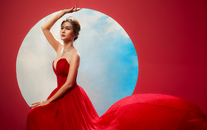 Kim Tuyến đẹp ma mị, khoe lưng trần dưới ánh trăng Ảnh 2