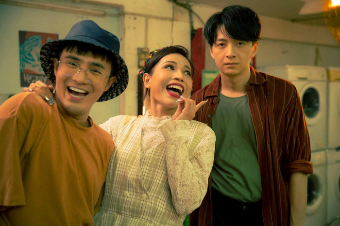 Một số hình ảnh vui vẻ của dàn cameo cùng Ngô Kiến Huy trong quá trình thực hiện MV