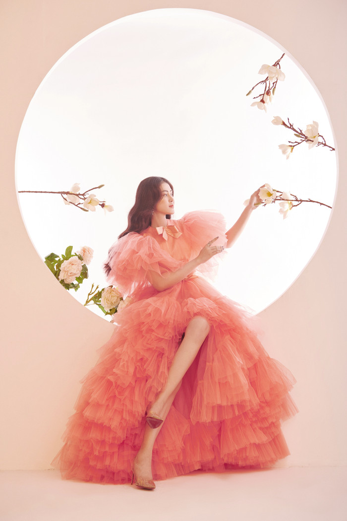 Mới đây, Á hậu Lý Kim Thảo đã khiến công chúng không khỏi xuýt xoa trầm trồ khi tung bộ ảnh mới gửi đến người hâm mộ nhân dịp Trung thu