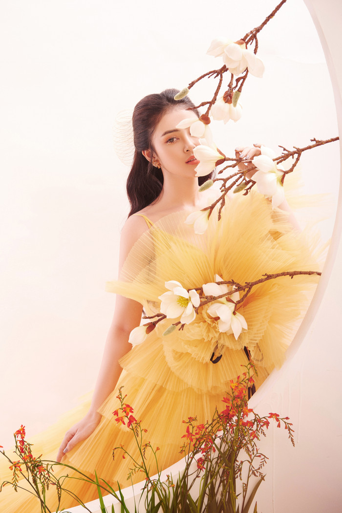 Bản thân nàng Á hậu cũng không ngừng học hỏi và vươn lên, dù không ít người tự nguyện làm cái cây vĩ đại để cô có thể dựa dẫm vào.