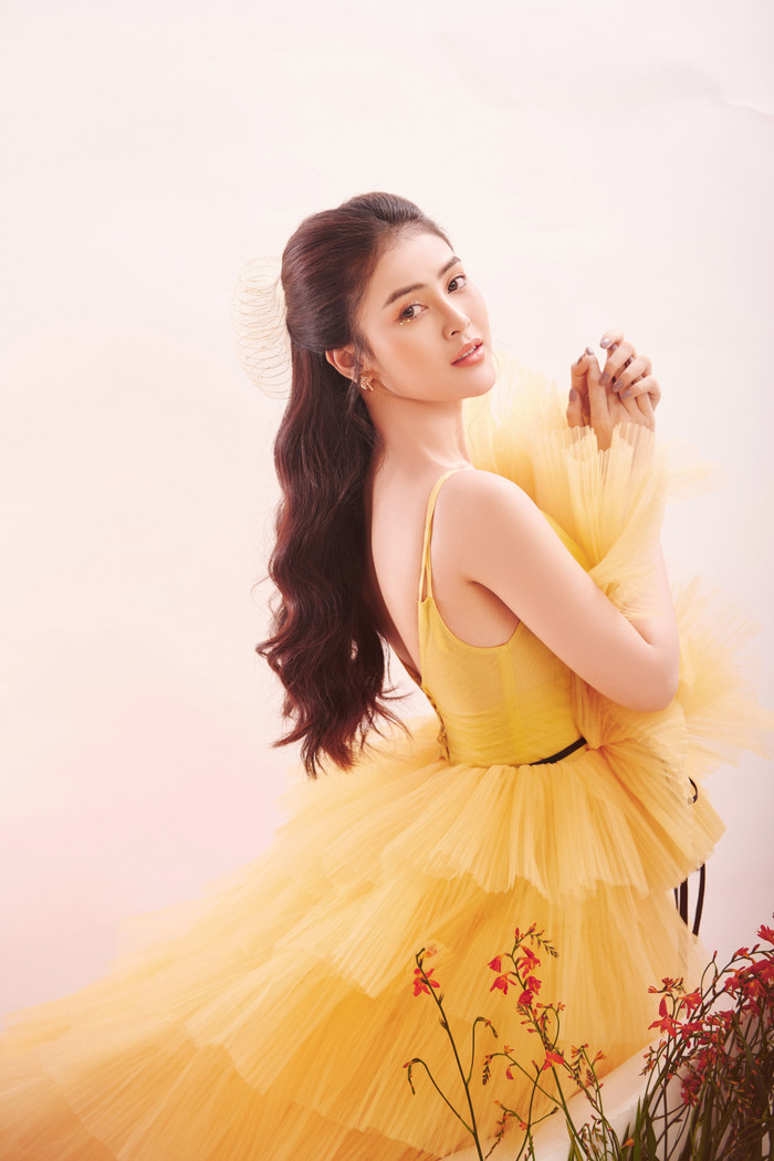 Vì để nhường chỗ cho những viên đá tỏa sáng nên phần make up của má, môi và mắt đều được tiết chế lại