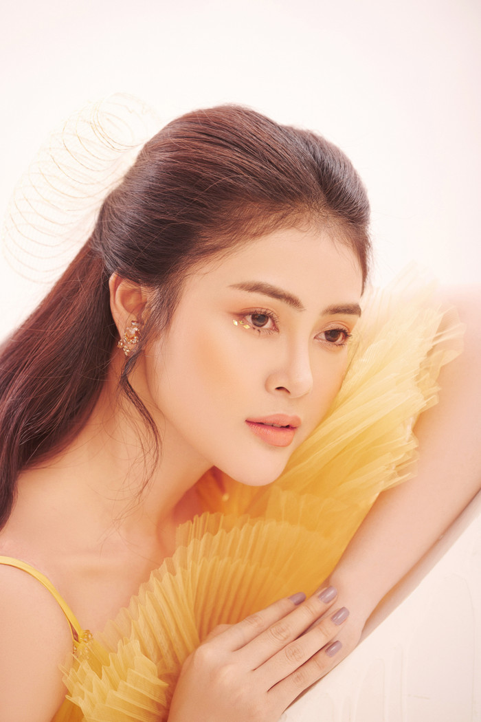 Phần đính đá ngay dưới mí mắt đã giúp nhan sắc của người đẹp thêm phần nổi bật 