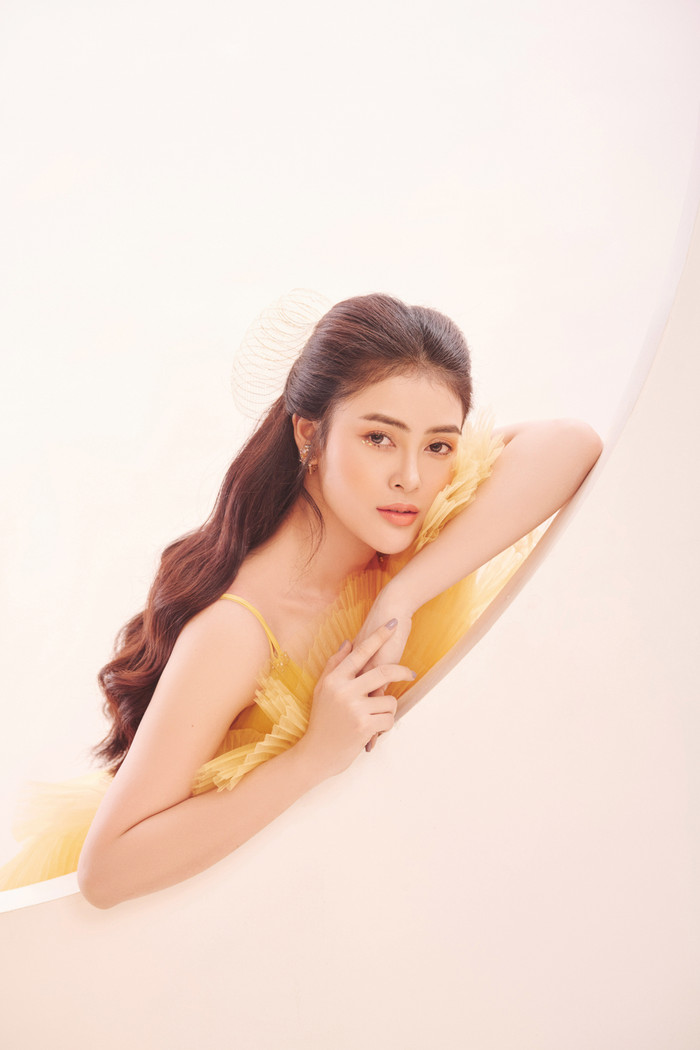 Cô còn chọn son màu trung tính giúp tôn lên nét trẻ trung, thanh lịch nhưng vẫn đầy nhẹ nhàng và nữ tính