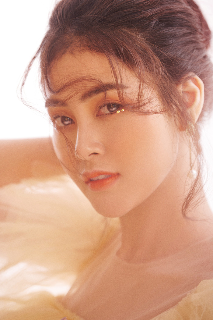 Á hậu Lý Kim Thảo đính đá lên mắt 'hóa' chị Hằng lung linh trong ngày Trung thu