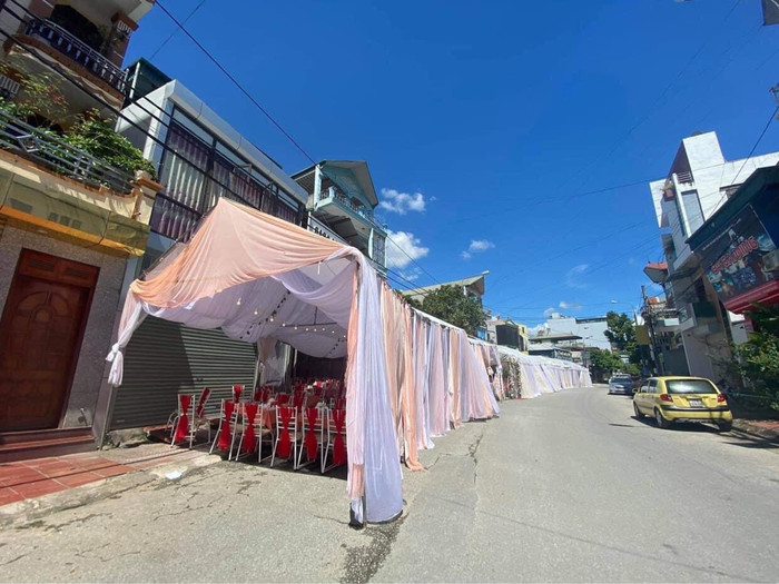 Rạp cưới được dựng nhưng khách không đến.