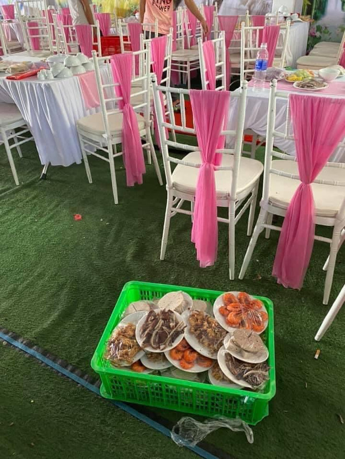 Chủ nhà hàng sau đó phải nhờ mọi người giải cứu.