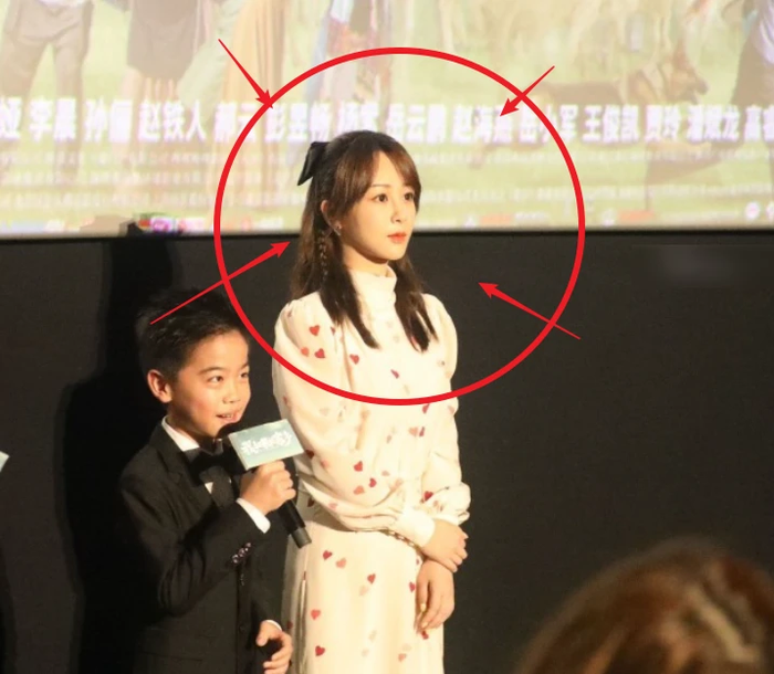 Dưới ống kính của fan hâm mộ thì hình ảnh thật của Dương Tử và ảnh đã qua chỉnh sửa của phòng làm việc không hề khác biệt gì mấy.