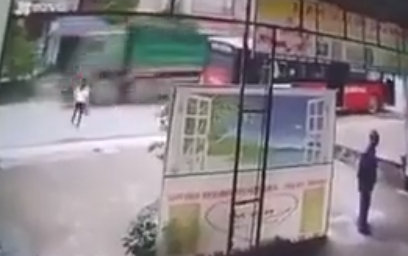 Tận mắt chứng kiến con gái bị xe tải tông, mẹ ngất lịm ngay giữa đường khiến nhiều người xót xa Ảnh 2