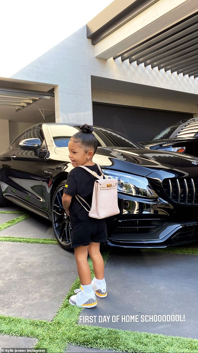Bé Stormi - con gái Kylie Jenner lại được mẹ sắm sửa cho ba lô hiệu Hermes đắt đỏ trong ngày đầu tiên đi học gây ra nhiều ý kiến trái chiều 