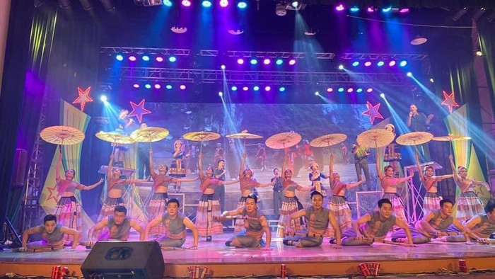 Từ tối 1/10 trở đi, tại khu vực sân quần Sa Pa sẽ liên tục tổ chức các chương trình văn nghệ dân tộc đặc sắc do các “nghệ sĩ” đến từ khắp các bản làng Sa Pa biểu diễn. Nhiều hoạt động, văn hoá văn nghệ diễn ra khiến du khách thích thú. 