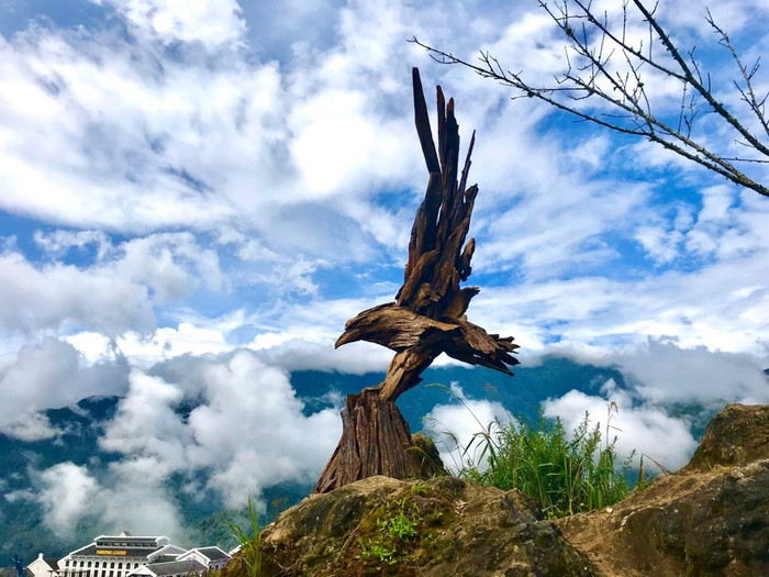 Hình ảnh tiết trời tuyệt đẹp tại Sa Pa. Chương trình kích cầu du lịch Sa Pa lần hai được tung ra đúng mùa săn mây tháng 10, thời điểm được cho là đẹp nhất của Sa Pa. Thời tiết lúc này hơi se lạnh, lý tưởng cho các hoạt động vui chơi, thăm thú. Từ đỉnh Fansipan, du khách sẽ được chiêm ngưỡng một biển mây bồng bềnh trải dài đến tận chân trời, ấp ôm lấy những ngọn núi xanh biếc. Núi rừng Hoàng Liên lúc này khiến ta liên tưởng đến vịnh Hạ Long trên trời cao, đẹp tựa chốn bồng lai tiên cảnh. 