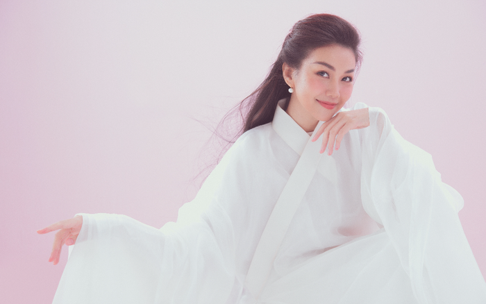 Siêu mẫu Thanh Hằng đẹp tinh khôi, hóa chị Hằng với tạo hình cổ trang Ảnh 2