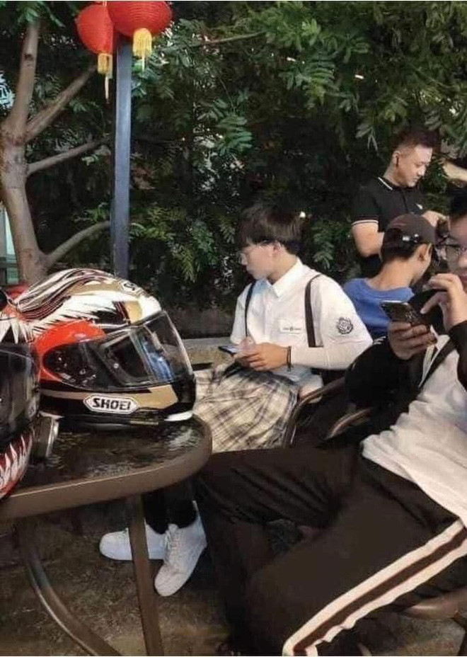 Nữ sinh lúc nãy đích thực là một chàng trai&nbsp;