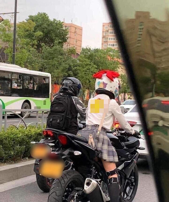 Hình ảnh này khiến nhiều người chú ý khi ngỡ rằng nữ sinh này quá 'cool ngầu', điều khiển cả chiếc phân khối lớn thế kia.&nbsp;