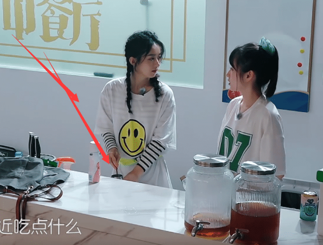 Công việc quá bận rộn khiến Dương Mịch và Triệu Lệ Dĩnh đổ bệnh: Người phải uống thuốc bắc, kẻ dùng châm cứu để chữa trị Ảnh 12