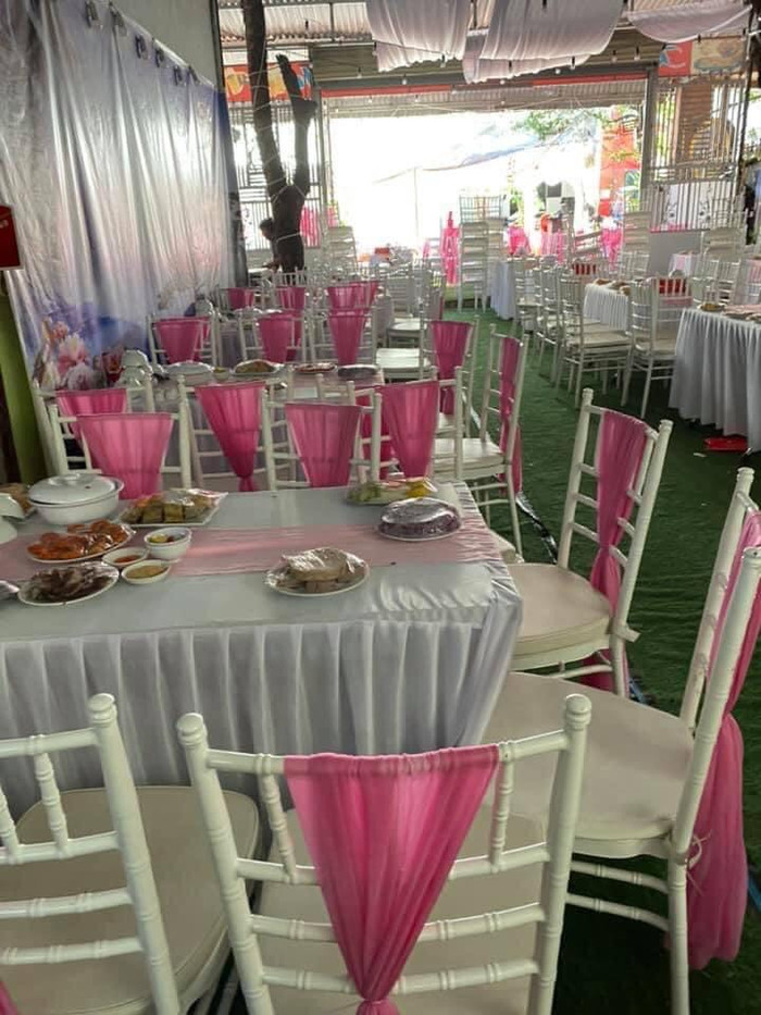 Mâm cỗ bị khách 'bom'.