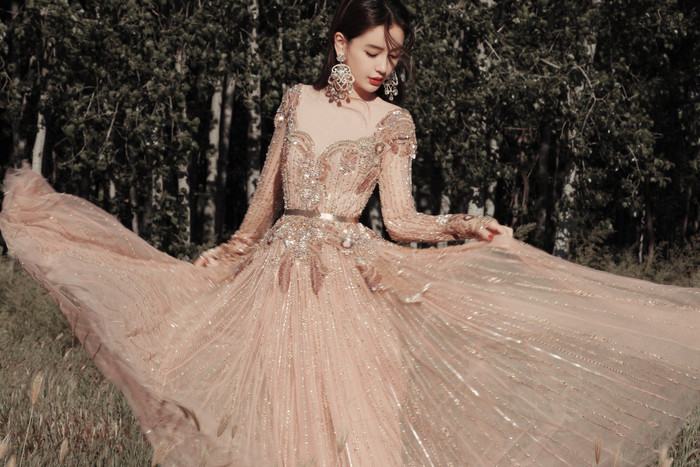 'Đêm hội Trung Thu 2020': TFBOYS điển trai, váy của Angela Baby đẹp áp đảo Dương Tử - Địch Lệ Nhiệt Ba Ảnh 23