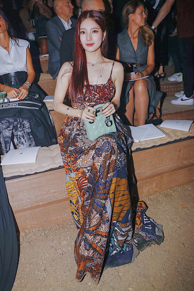 Suzy là đại sứ Dior khu vực Hàn Quốc trước khi đàn em Jisoo 'nhậm chức' thế mà trông vẫn bị thua thiệt hơn gà nhà YG 