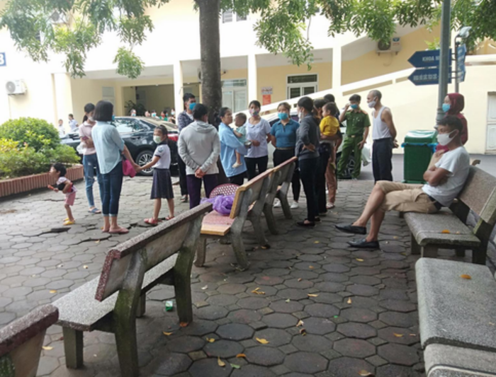 Người nhà tập trung đông tại bệnh viện sau sự việc.