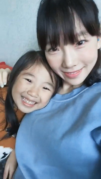 Xem ngay màn cover Dynamite (BTS) ngẫu hứng đến từ Taeyeon và em họ cực đáng yêu Ảnh 1