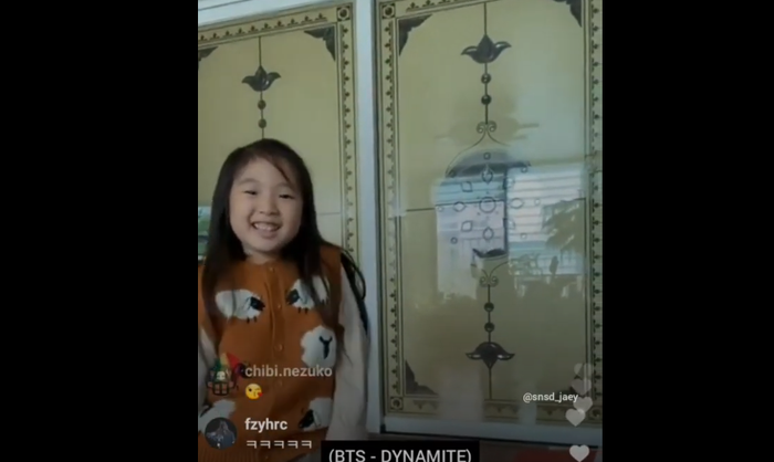 Em họ của Taeyeon phấn khích nhảy theo giai điệu Dynamite (BTS) do Taeyeon hát. 