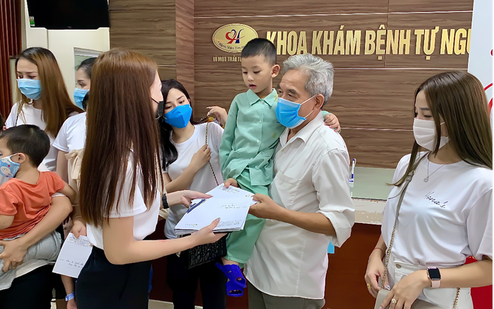 Xúc động hình ảnh cô gái xinh đẹp giúp đỡ nhiều bệnh nhi bất hạnh có Tết Trung thu Ảnh 2