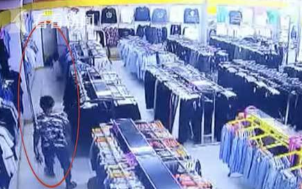 Đã trộm cắp trước mặt con, người đàn ông còn đổ hết lỗi lên đầu đứa trẻ khi bị cảnh sát sờ gáy Ảnh 2