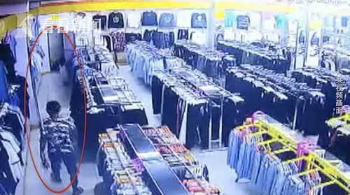 Người đàn ông trộm cắp trong siêu thị.