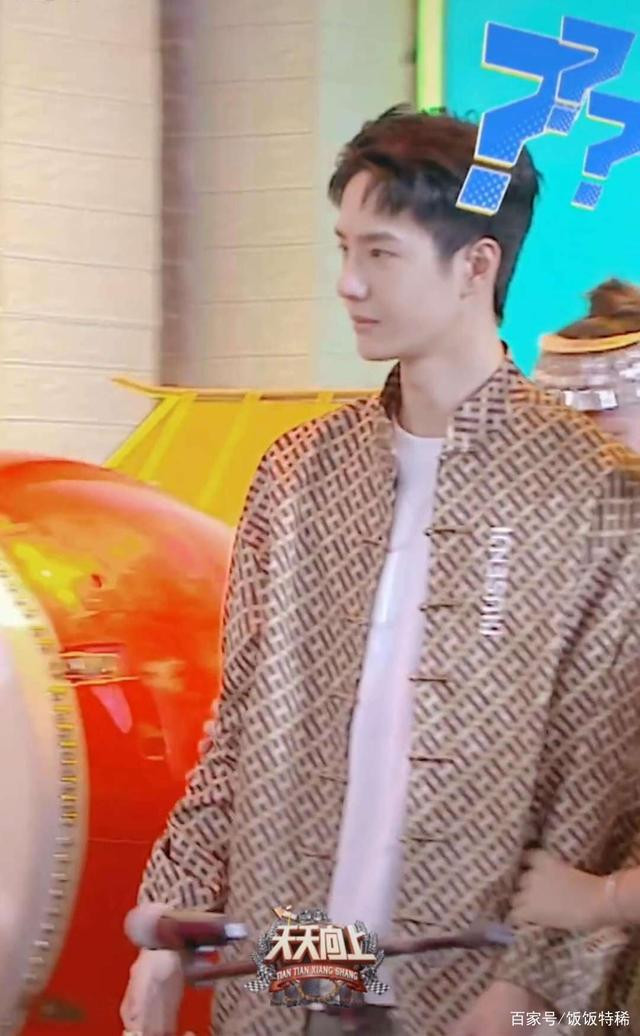 Bị khách mời mời lên sân khấu