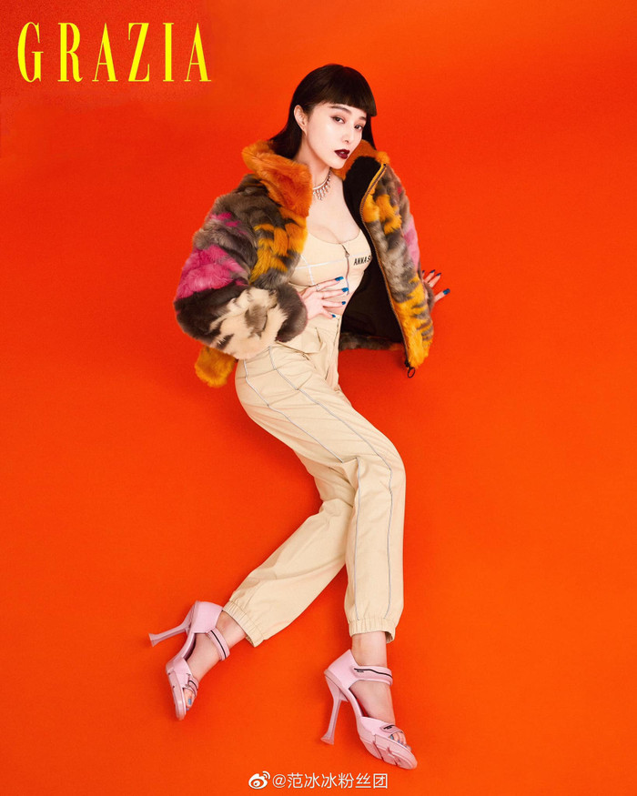 Nữ hoàng thảm đỏ Cbiz diện jumpsuit khoét ngực sâu tôn vòng 1 'khủng' của cô 