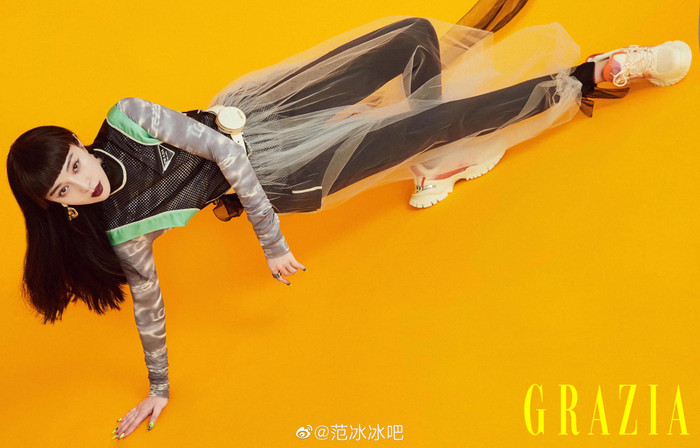 Set thể thao khó hiểu khi được ekip Phạm Băng Băng chêm vào miếng vải tuyn gắn thêm ngoài quần 