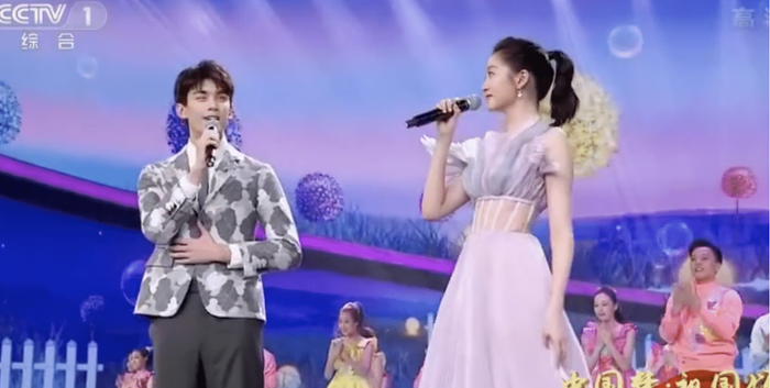 Ngô Lỗi và Quan Hiểu Đồng có mối quan hệ bạn bè vô cùng thân thiết, cùng nhau trình diễn ca khúc Vi Vi trên sân khấu của CCTV. 