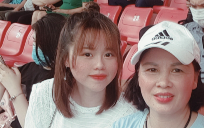 Huỳnh Anh diện váy trắng, khoe nhan sắc gây thương nhớ trên khán đài cổ vũ Quang Hải Ảnh 2