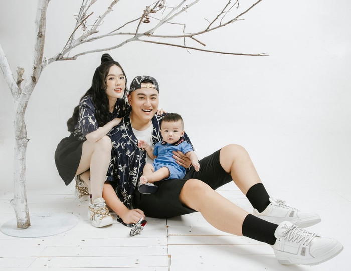 Vân Tiny bên ông xã và con trai