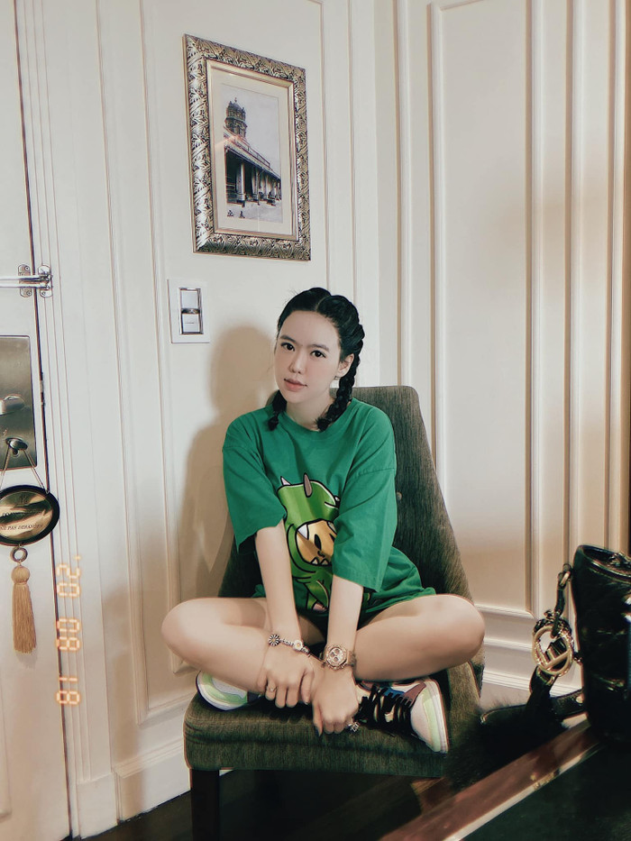 Dân mạng bất ngờ trước nhan sắc con dâu 'ông trùm' điện tử Sài Gòn trên mạng và ngoài đời Ảnh 4