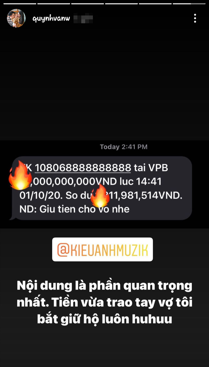 Món quà dài đến hơn 9 số 0, chẳng đếm tiếp được nữa vì anh chàng che đi mất rồi