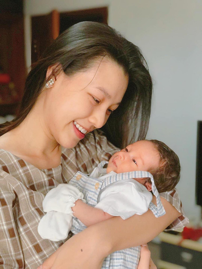 Bé Max đã chào đời đã được vài tháng nhưng vì muốn bảo vệ sự riêng tư nên nữ MC quyết giấu kín thông tin. Đến đầu tháng 8 vừa qua, cô mới xác nhận chuyện sinh nở