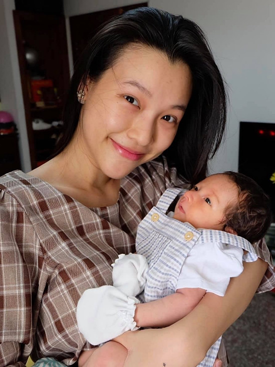 Tuy không có ông xã ở bên nhưng MC Hoàng Oanh đã rất mạnh mẽ khi một mình hạ sinh con trai cưng cũng như chăm sóc cậu bé trong những tháng đầu