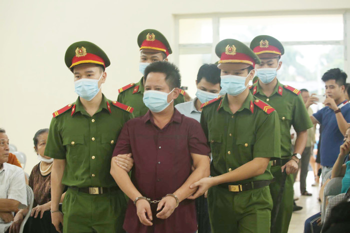 Bị cáo Thiện được dẫn giải tới toà.