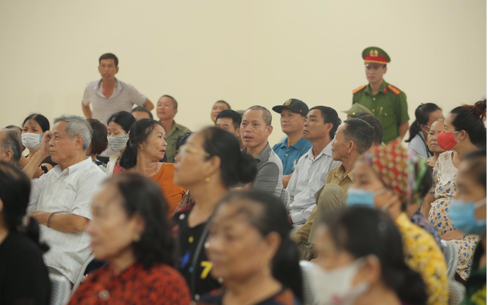 Hàng trăm người dân Bắc Ninh kéo đến xem xét xử chủ quán nướng bắt khách quỳ xin lỗi vì dám 'bóc phốt' đồ ăn có sán Ảnh 2