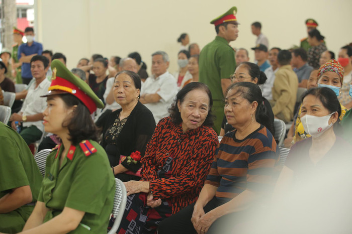 Hàng trăm người dân Bắc Ninh kéo đến xem xét xử chủ quán nướng bắt khách quỳ xin lỗi vì dám 'bóc phốt' đồ ăn có sán Ảnh 4